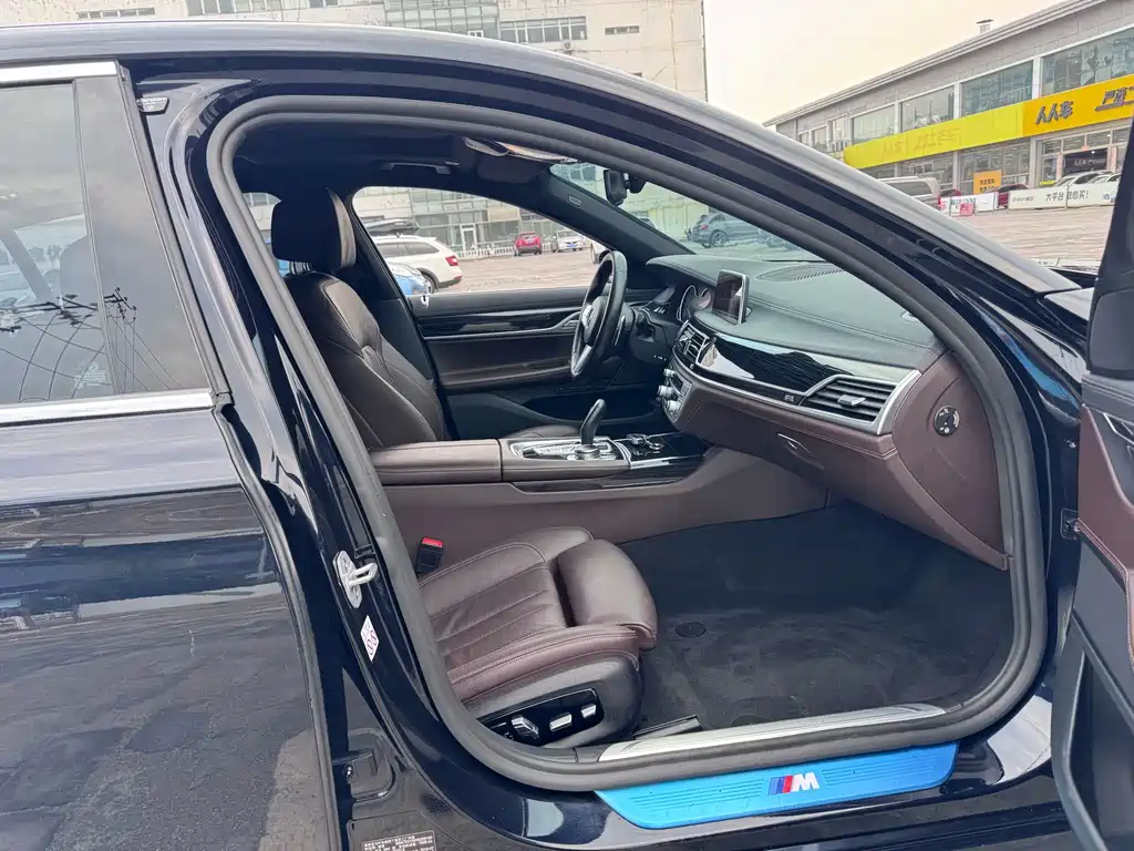BMW 7 Series — миниатюра 10
