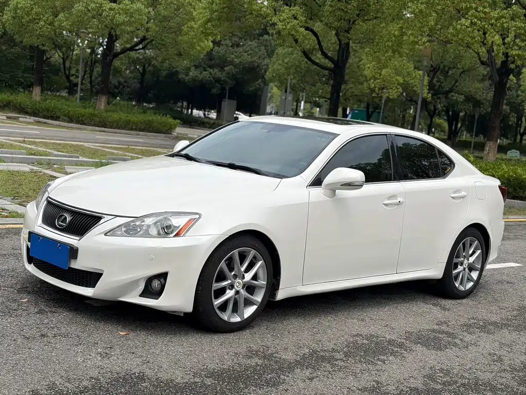 Lexus IS