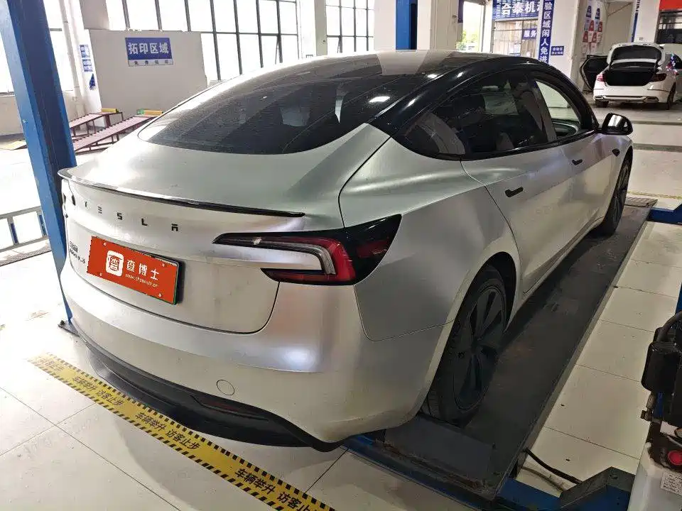 Tesla Model 3 — миниатюра 3