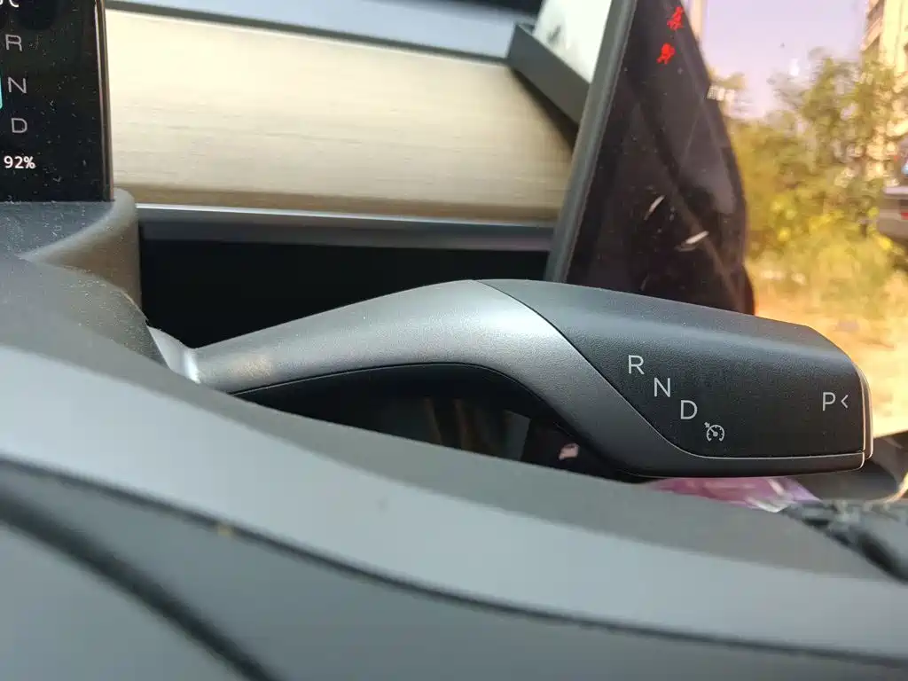 Tesla Model Y — миниатюра 10