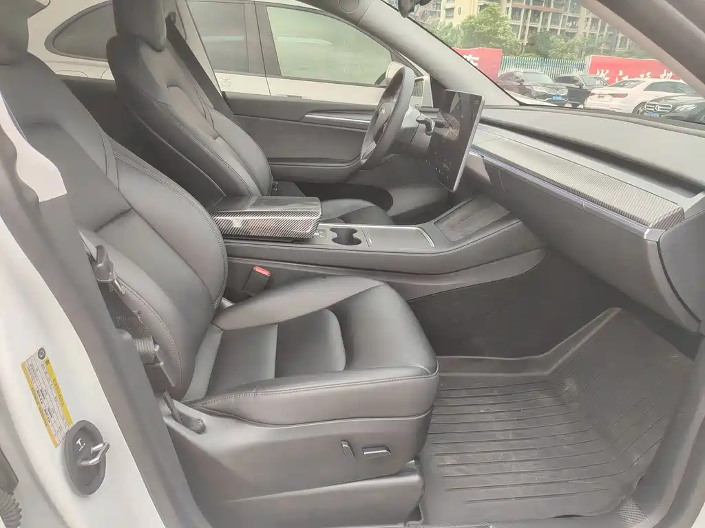 Tesla Model Y — миниатюра 8