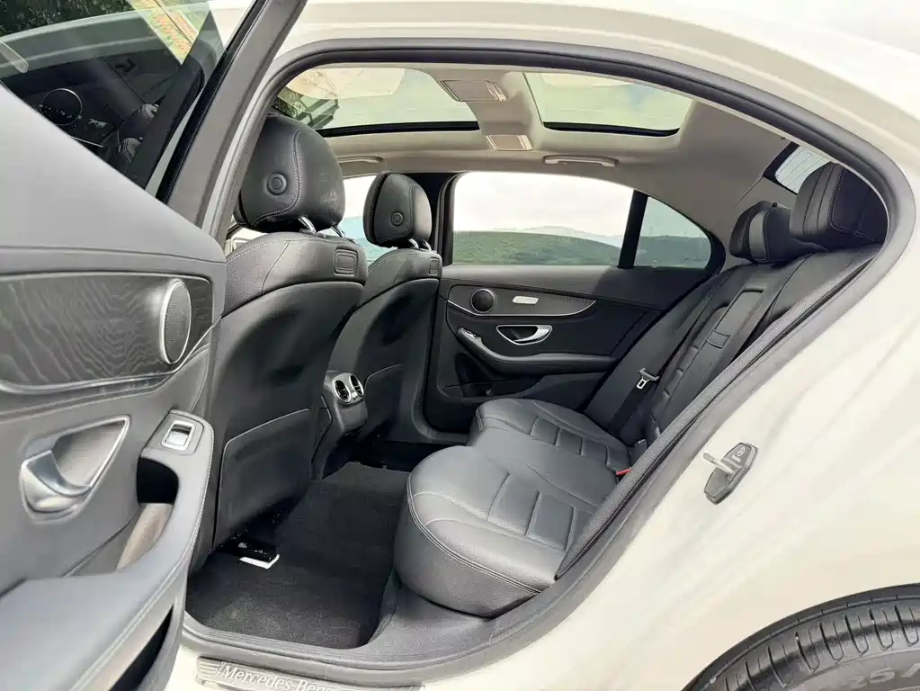 Mercedes-Benz C-Class — миниатюра 12