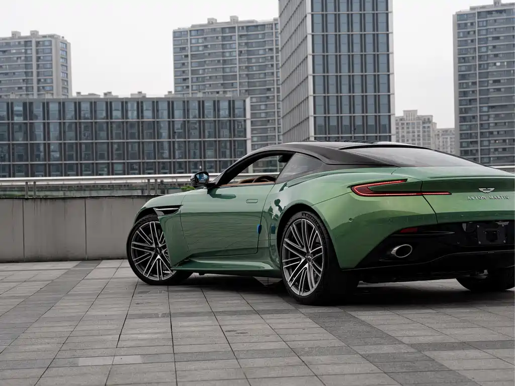 Aston Martin DB12 — миниатюра 9