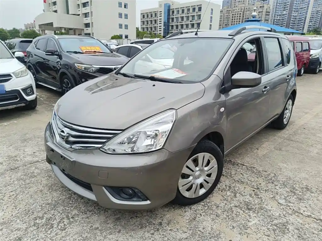 Купить Nissan Livina