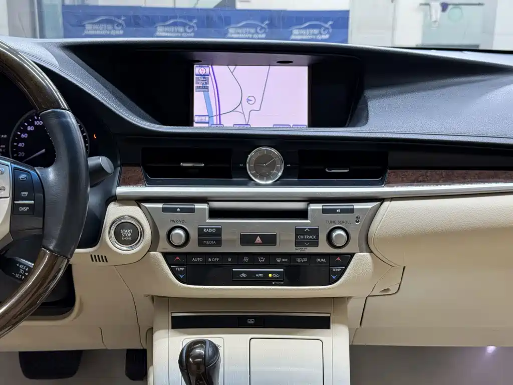 Lexus ES — миниатюра 11