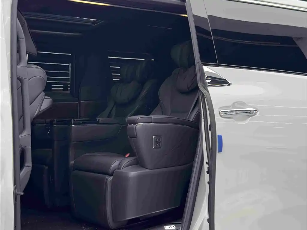 Toyota Alphard — миниатюра 9