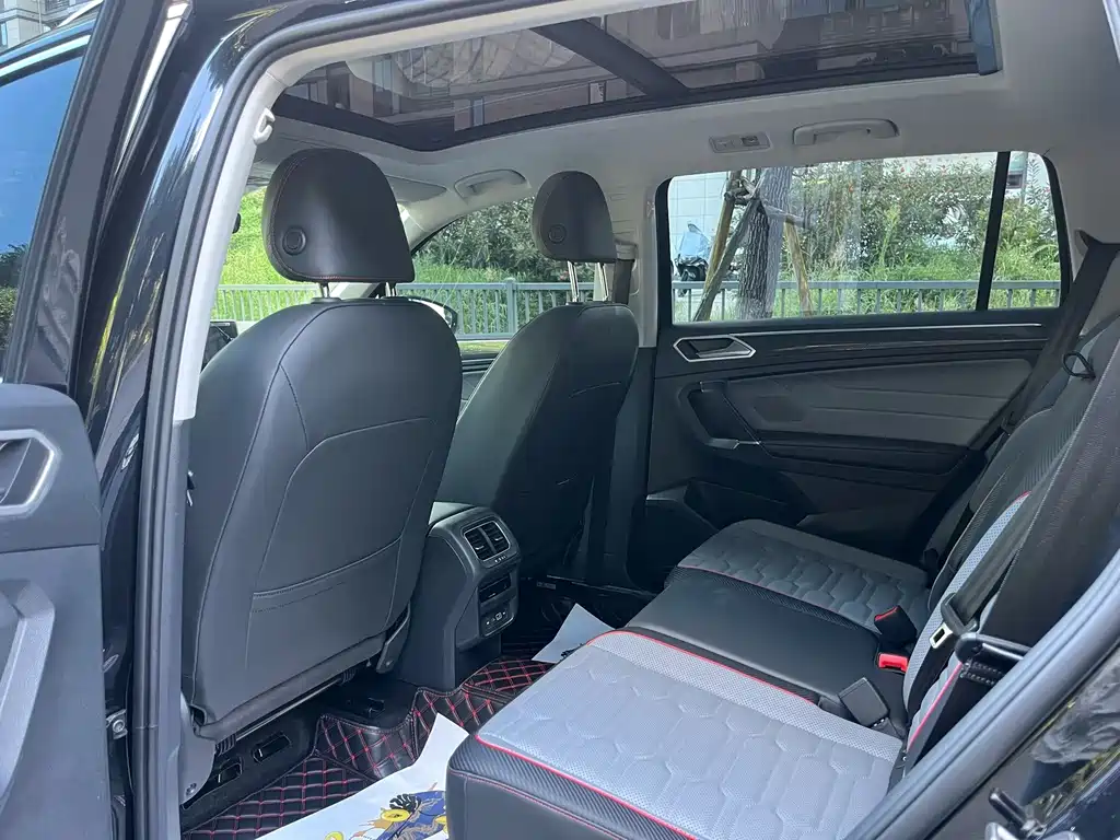 Volkswagen Tiguan L PHEV — миниатюра 9