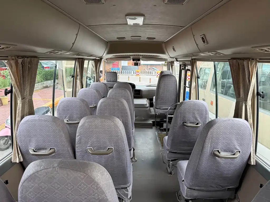 Toyota Coaster — миниатюра 10
