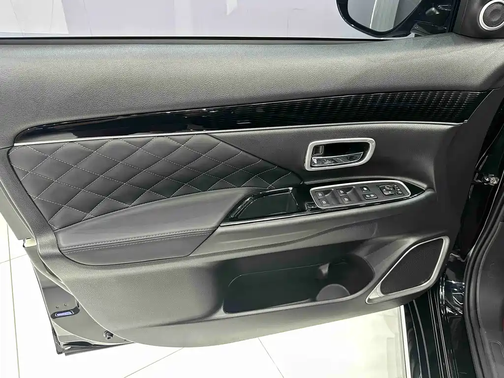 Mitsubishi Outlander — миниатюра 8