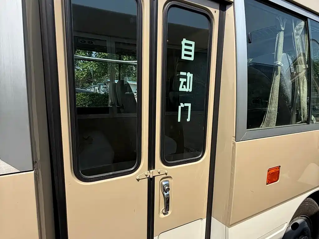 Toyota Coaster — миниатюра 6