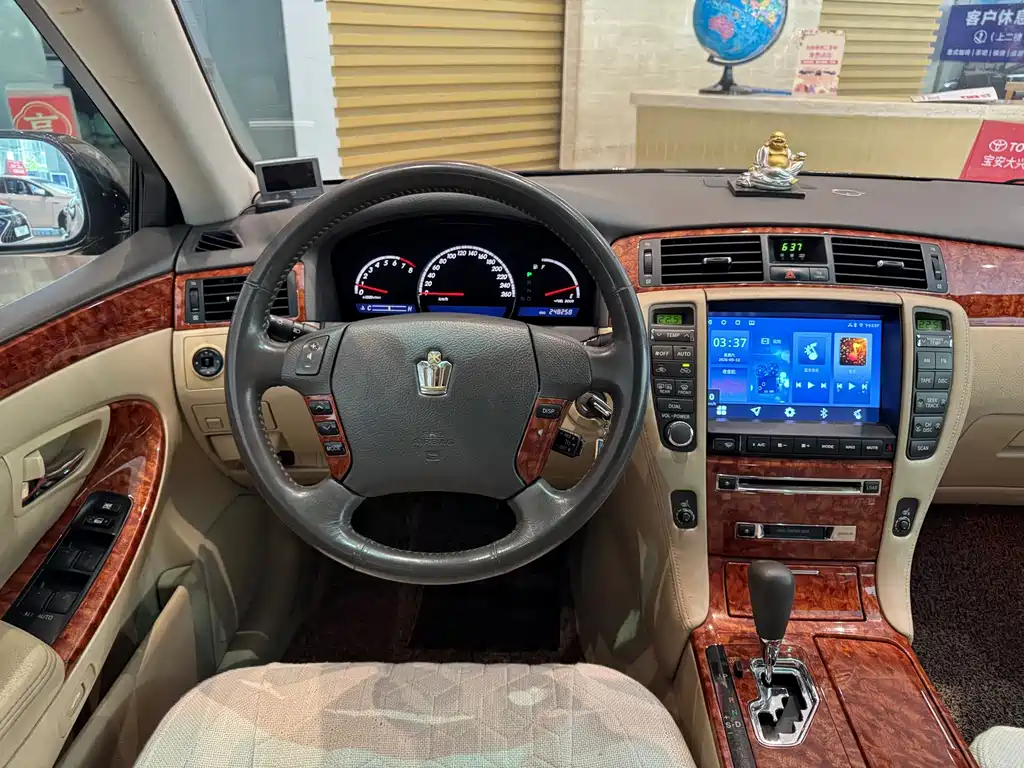 Toyota Crown — миниатюра 15