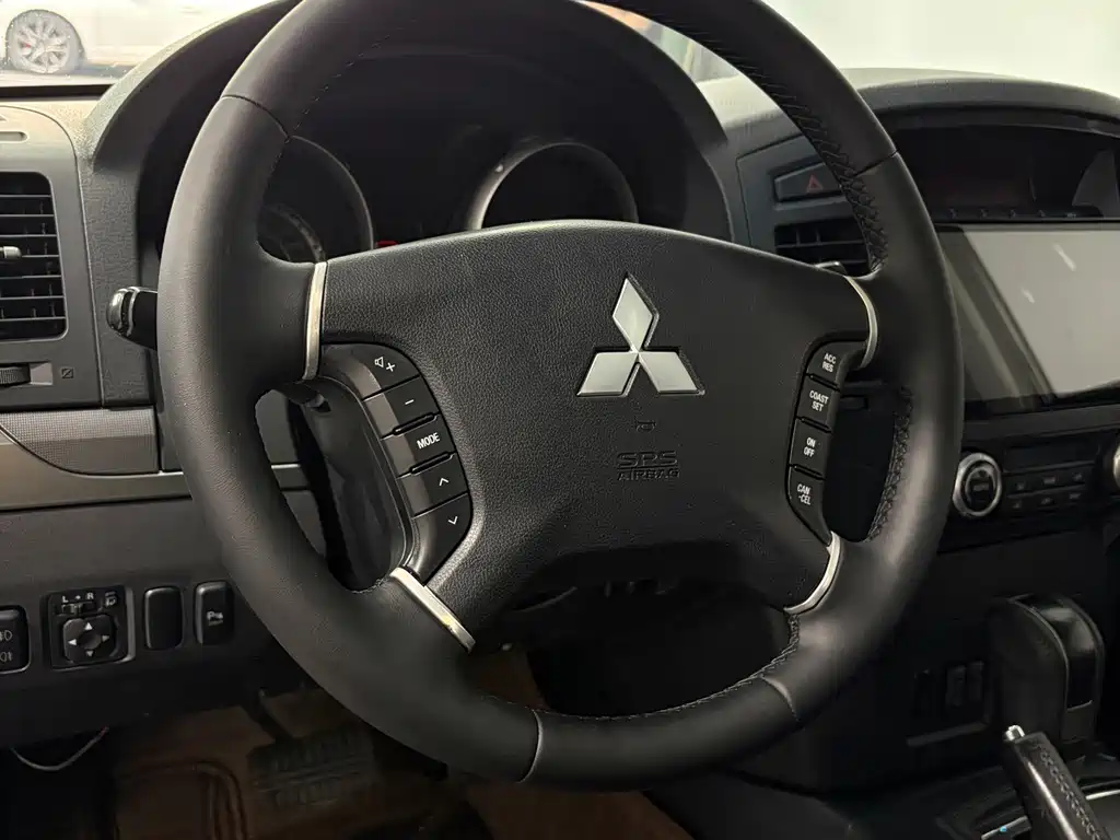 Mitsubishi Pajero (Import) — миниатюра 9