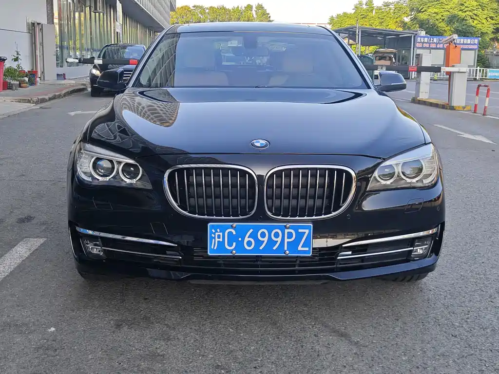 BMW 7 Series — миниатюра 2