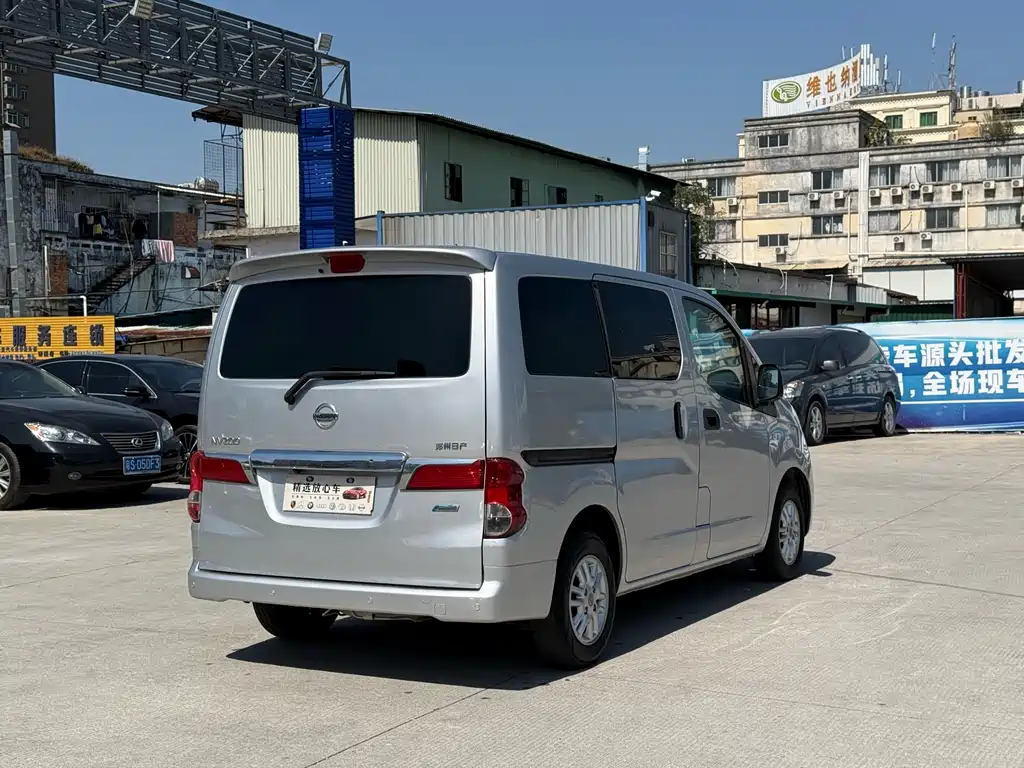 NISSAN NV200