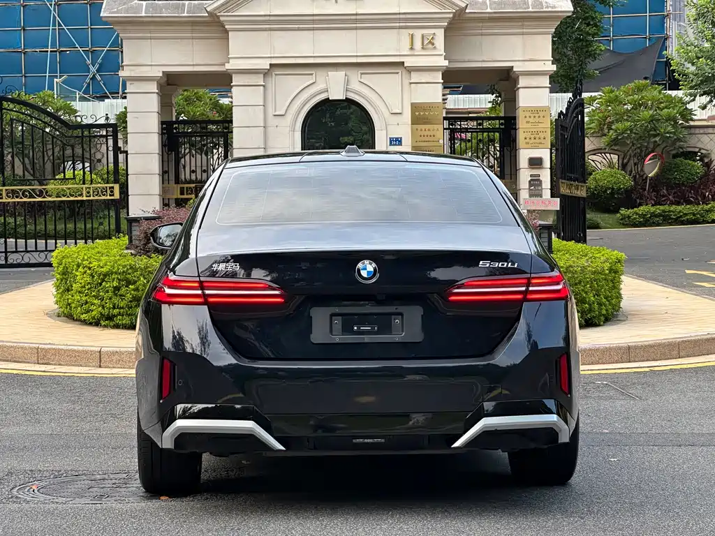 BMW 5 Series — миниатюра 8