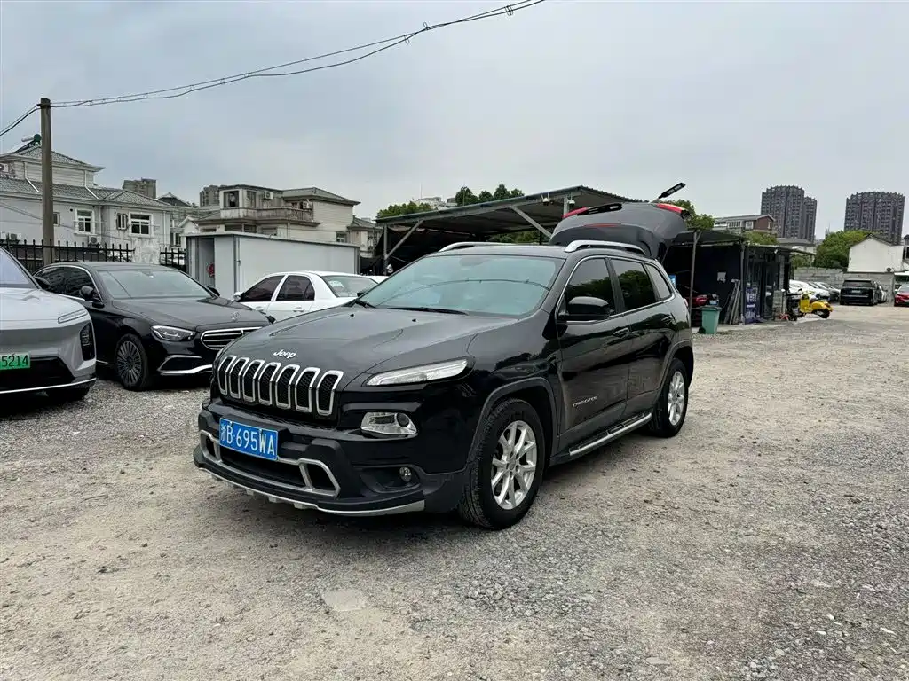 Купить Jeep Cherokee