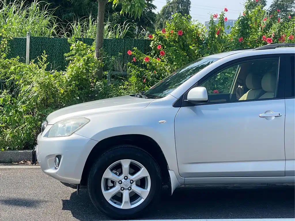 Toyota RAV4 — миниатюра 5