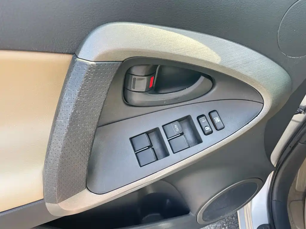 Toyota RAV4 — миниатюра 12