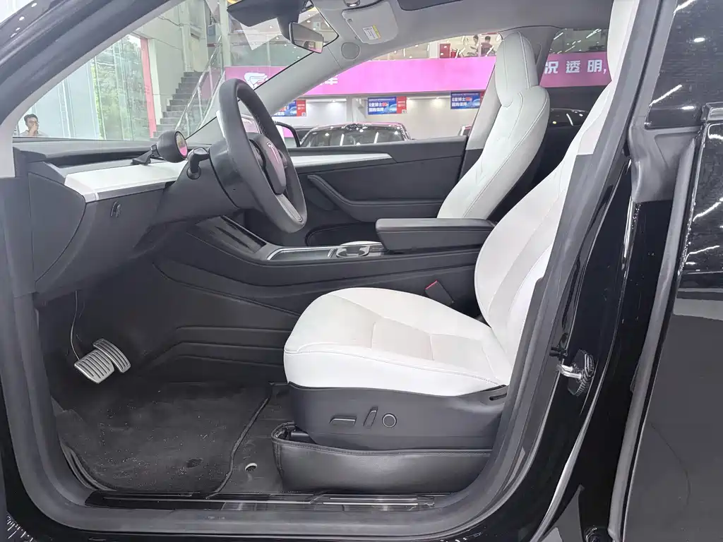 Tesla Model Y — миниатюра 14