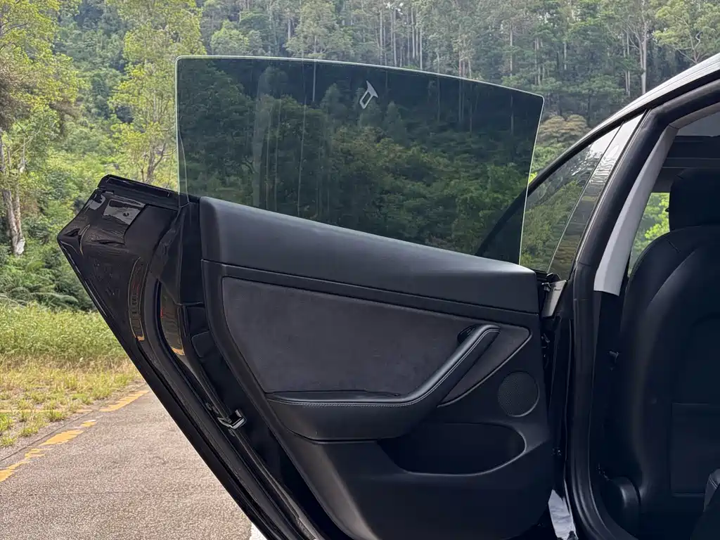 Tesla Model 3 — миниатюра 16