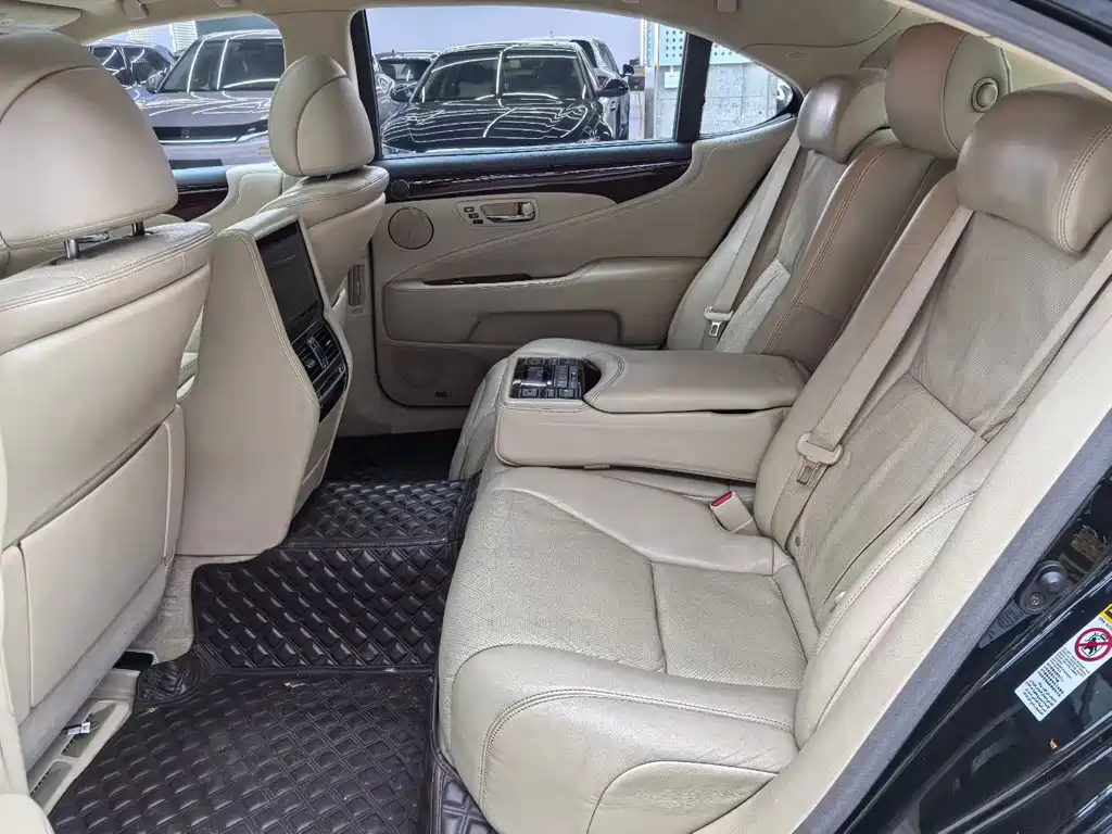 Lexus LS — миниатюра 8
