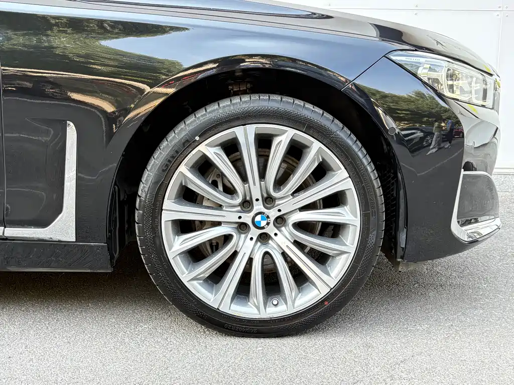 BMW 7 Series — миниатюра 10