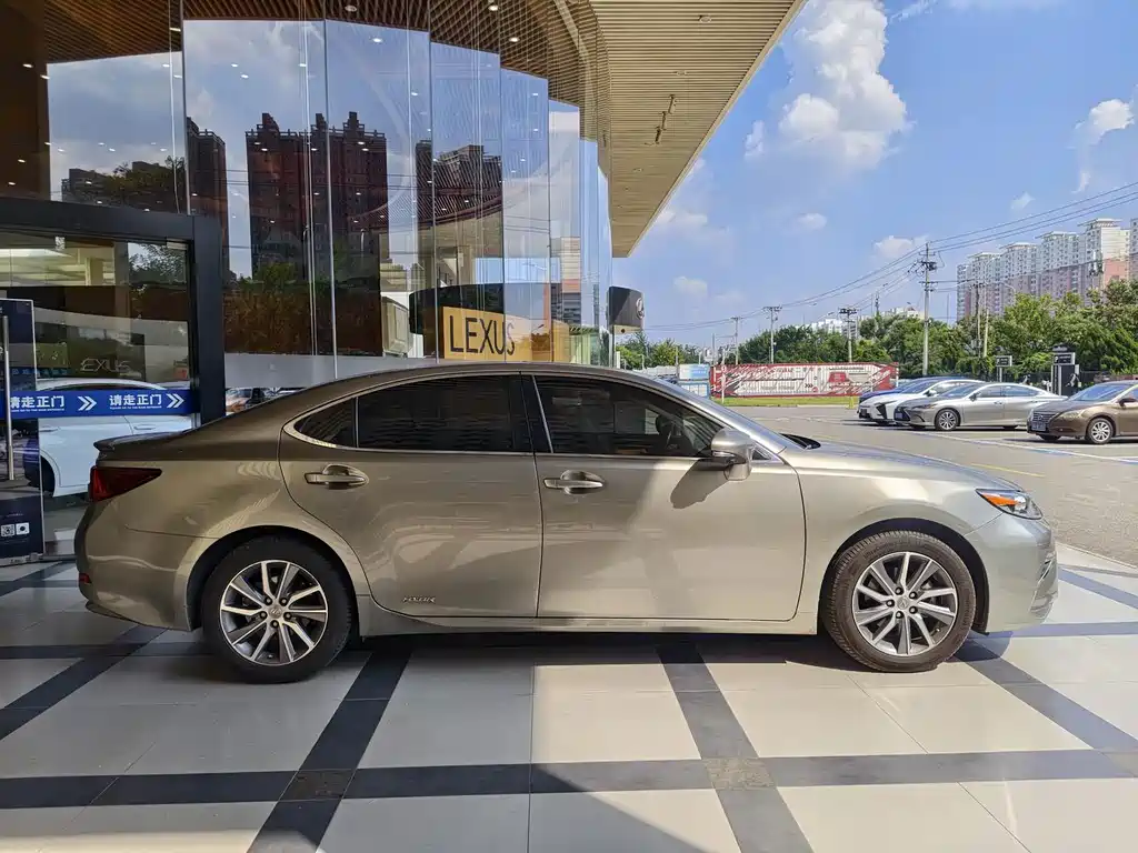 Lexus ES — миниатюра 9