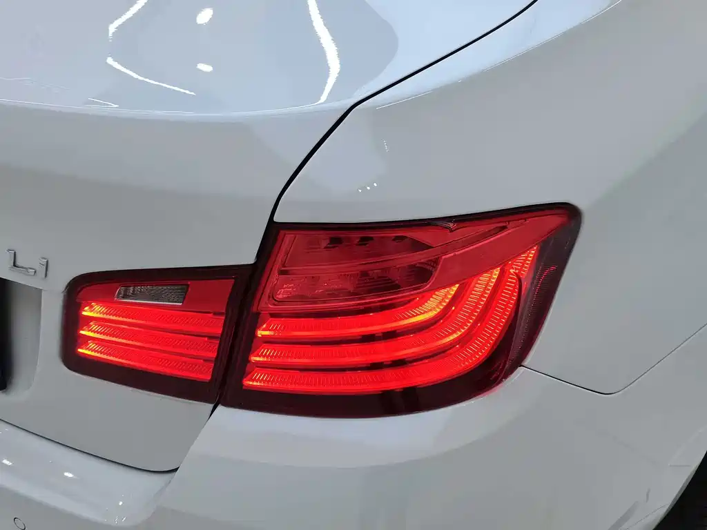 BMW 5 Series — миниатюра 10