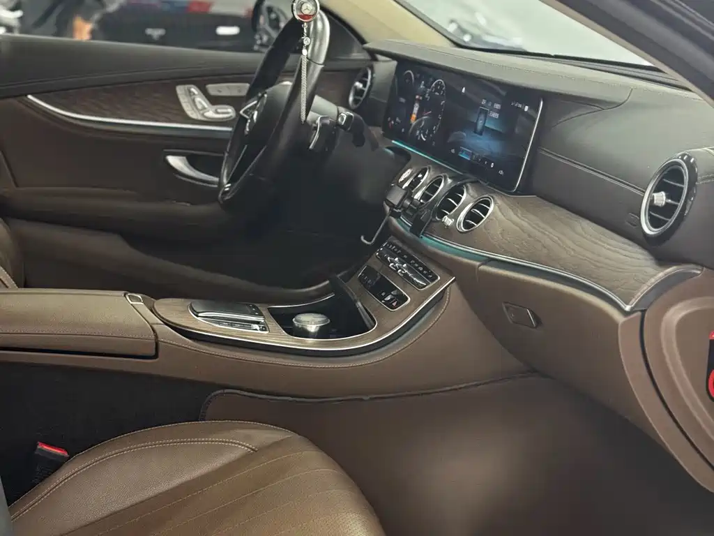 Mercedes-Benz E-Class — миниатюра 7