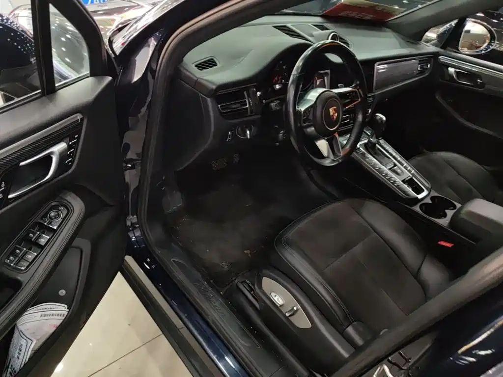 PORSCHE MACAN