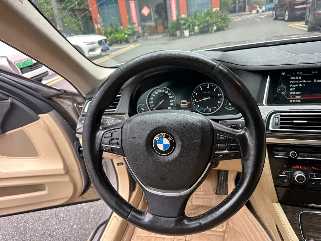 BMW 7 Series — миниатюра 22