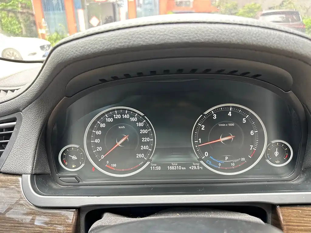 BMW 7 Series — миниатюра 23