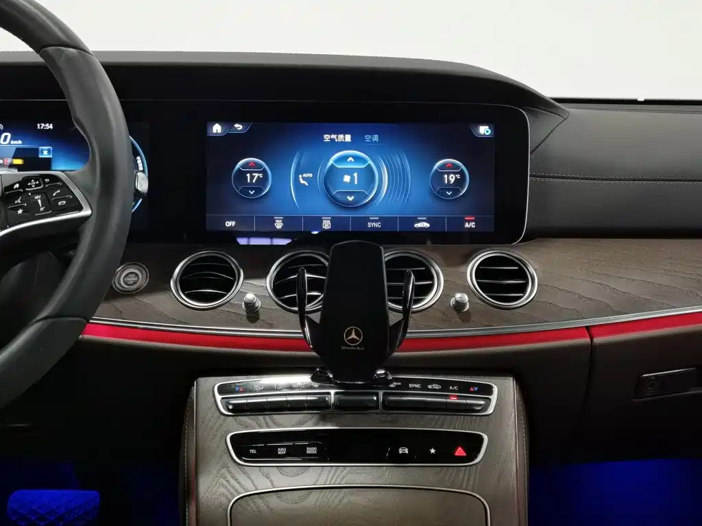 Mercedes-Benz E-Class — миниатюра 12