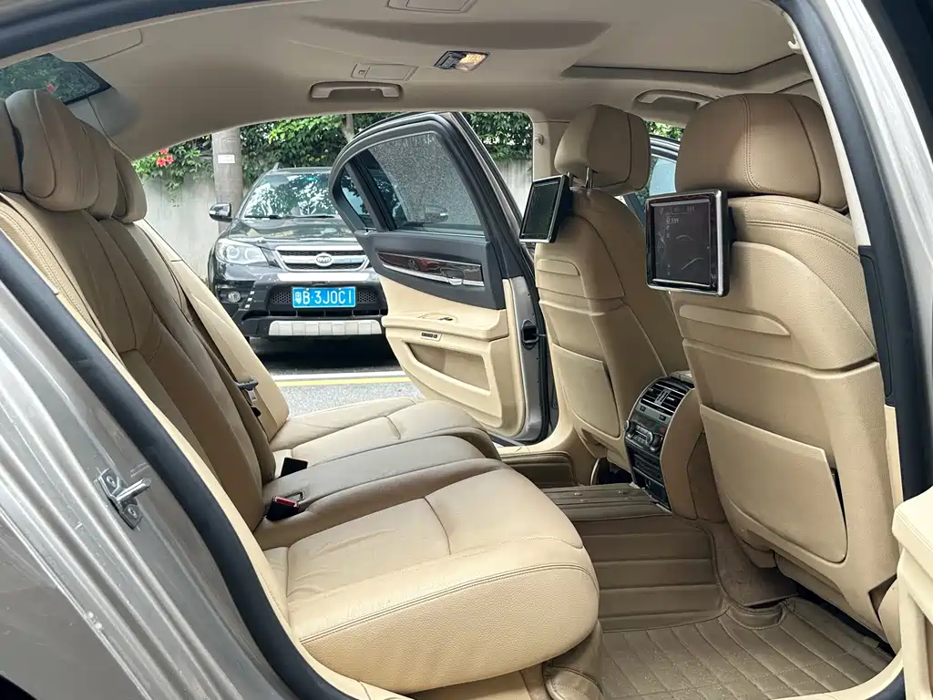 BMW 7 Series — миниатюра 14