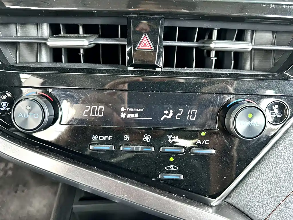 Toyota Camry — миниатюра 9