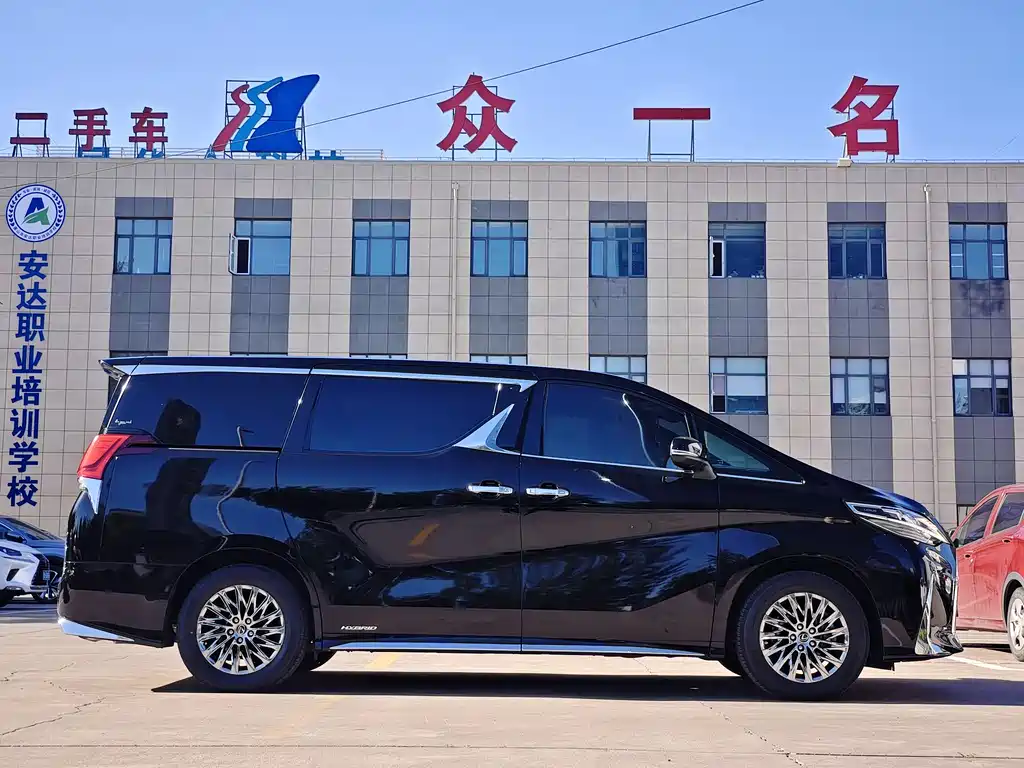 Lexus LM 2020 300h мест