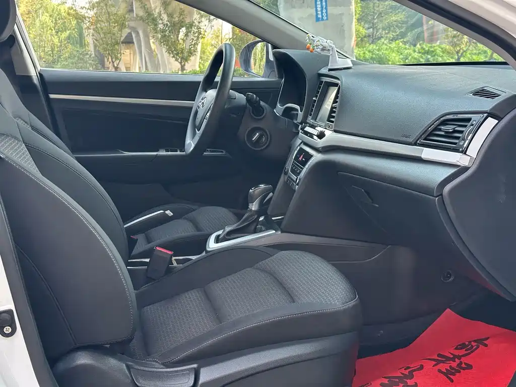 Hyundai Elantra — миниатюра 7
