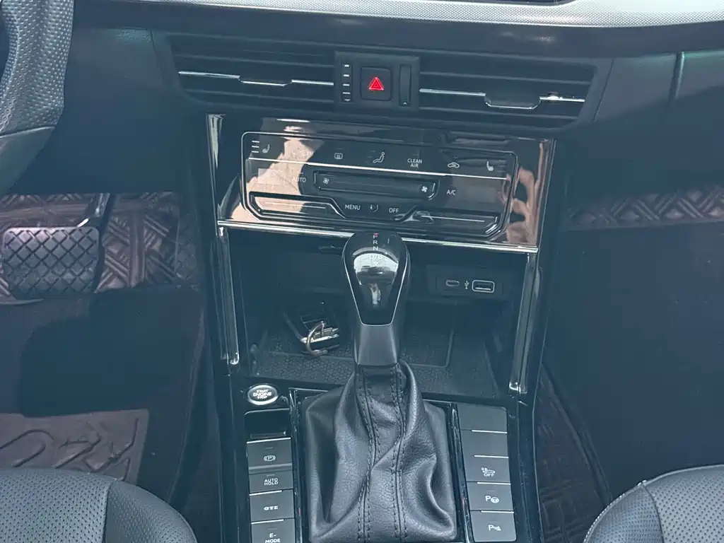 Volkswagen Passat PHEV — миниатюра 9