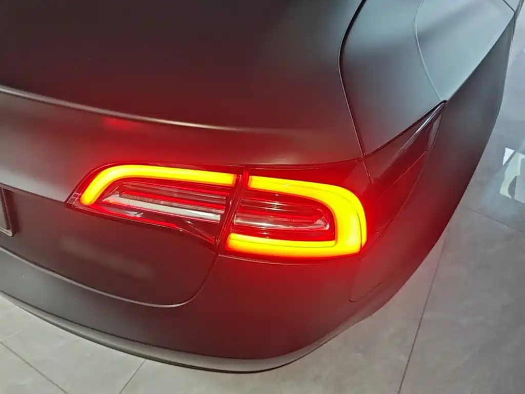 Tesla Model 3 — миниатюра 8