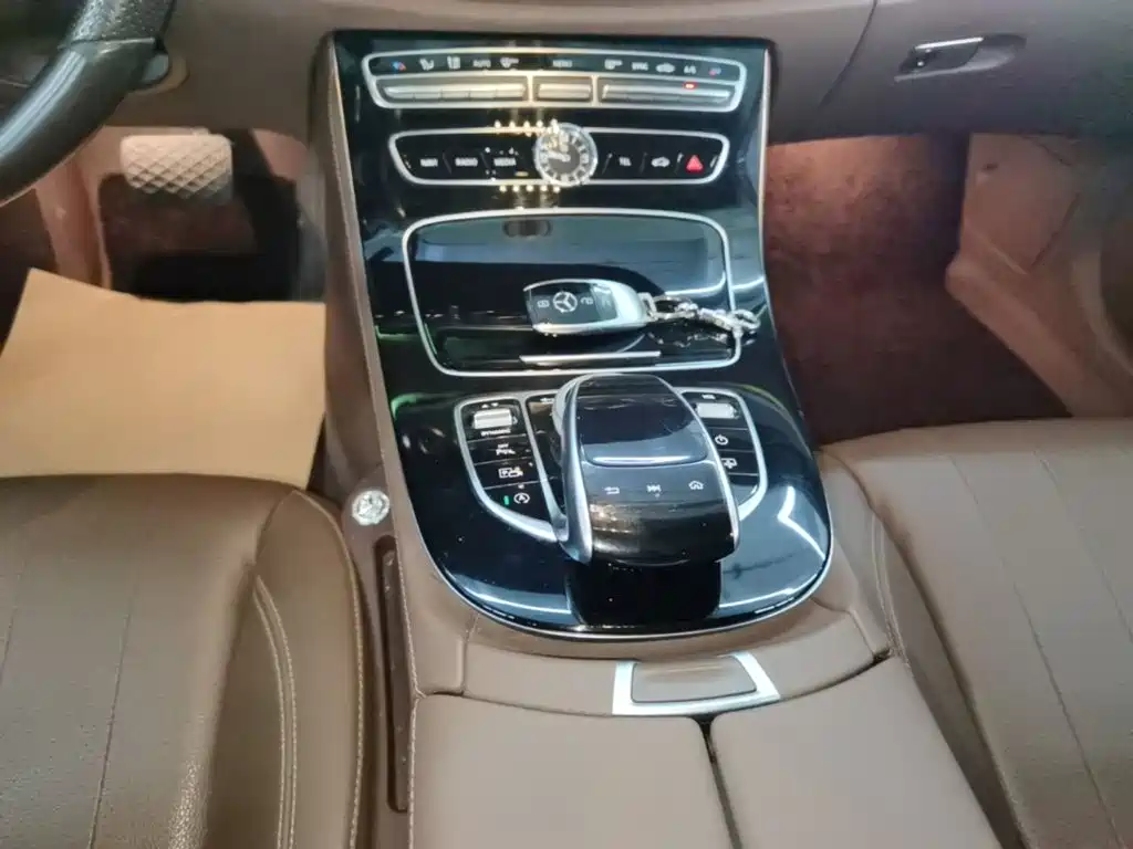 Mercedes-Benz E-Class — миниатюра 10