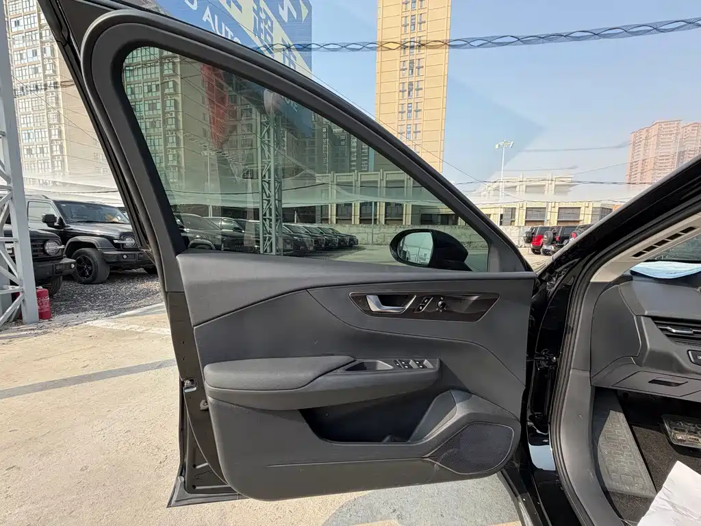 Hongqi Hongqi E-QM5 — миниатюра 15