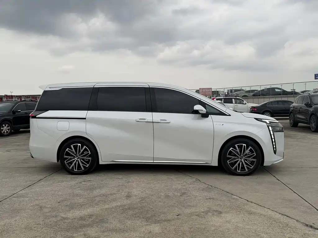 GAC Motor Trumpchi E8 PHEV — миниатюра 4