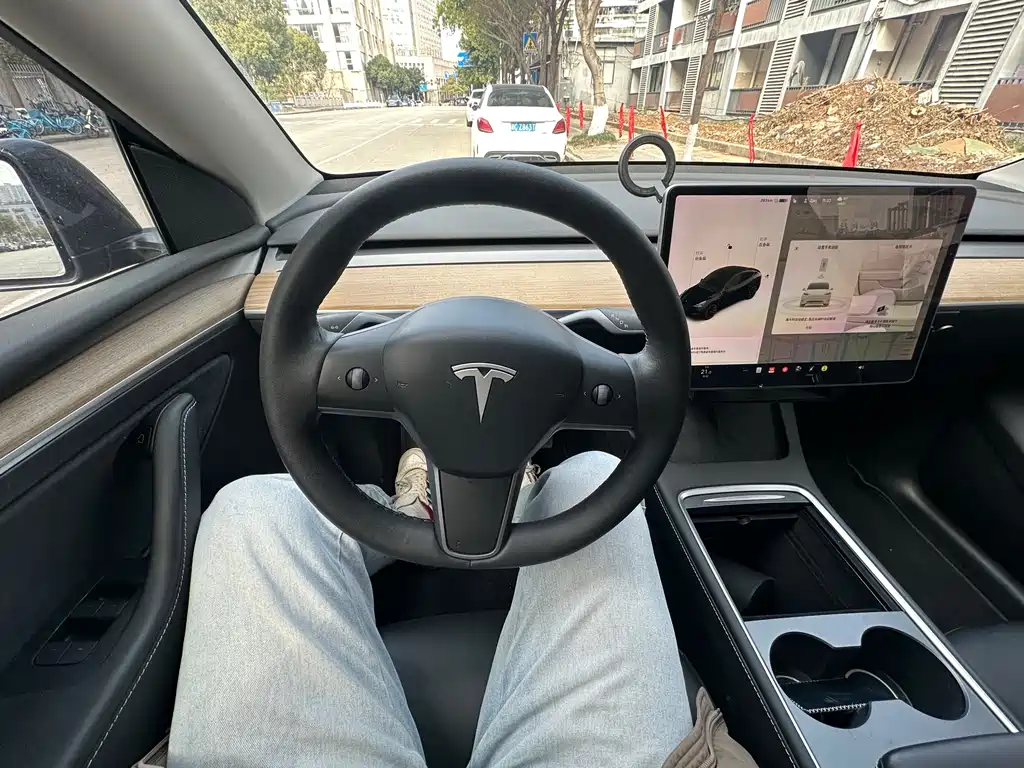 TESLA MODEL Y