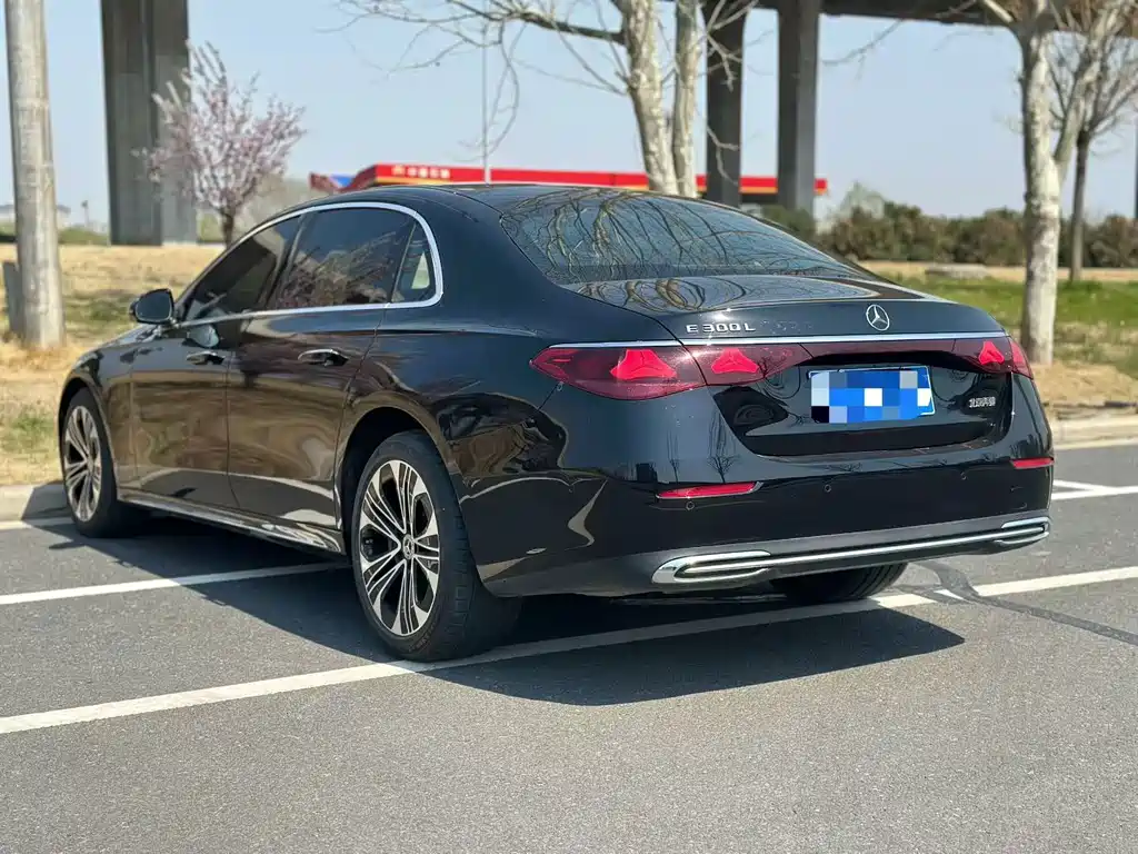 Mercedes-Benz E-Class — миниатюра 7