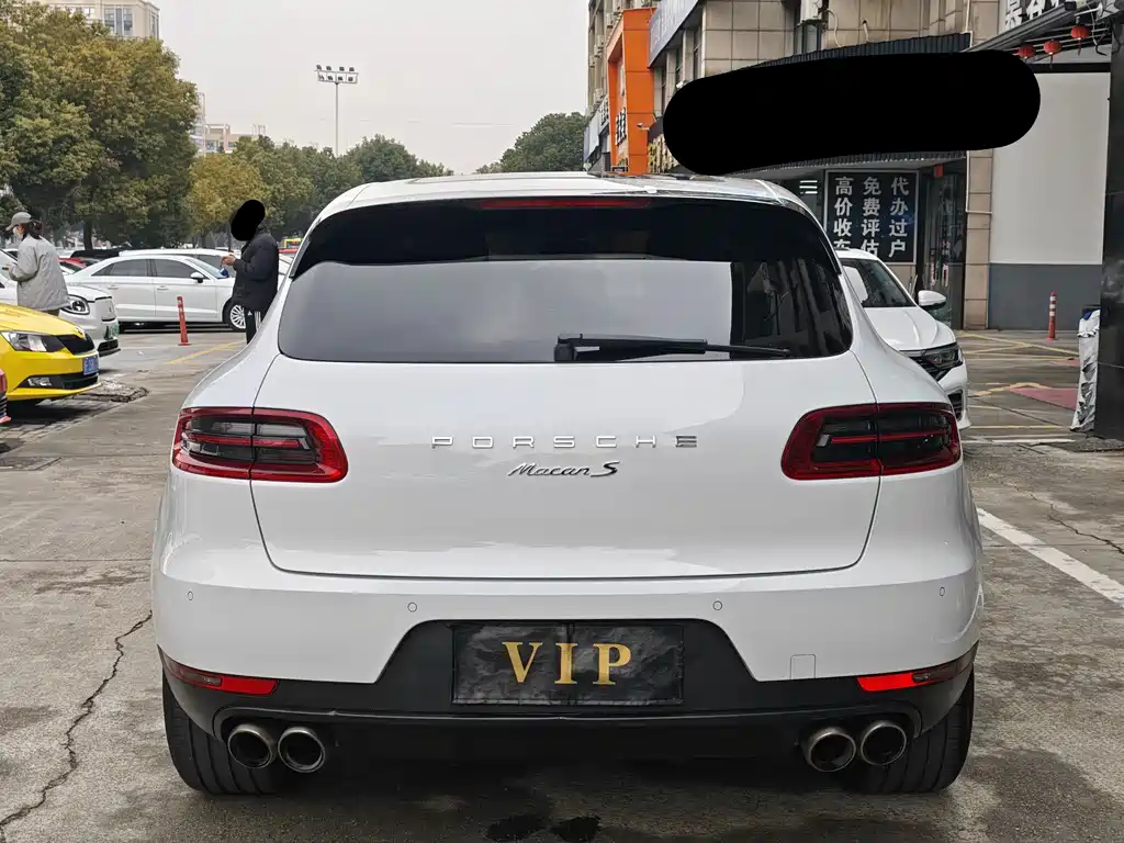 PORSCHE MACAN