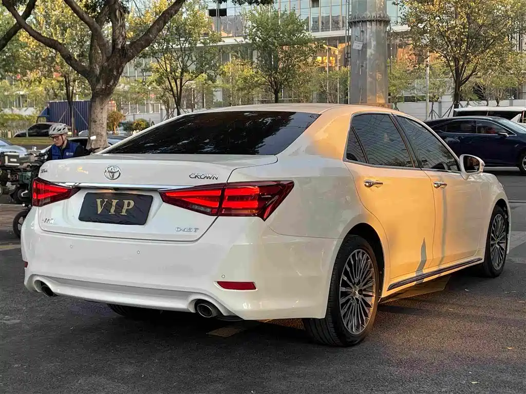Toyota Crown — миниатюра 7