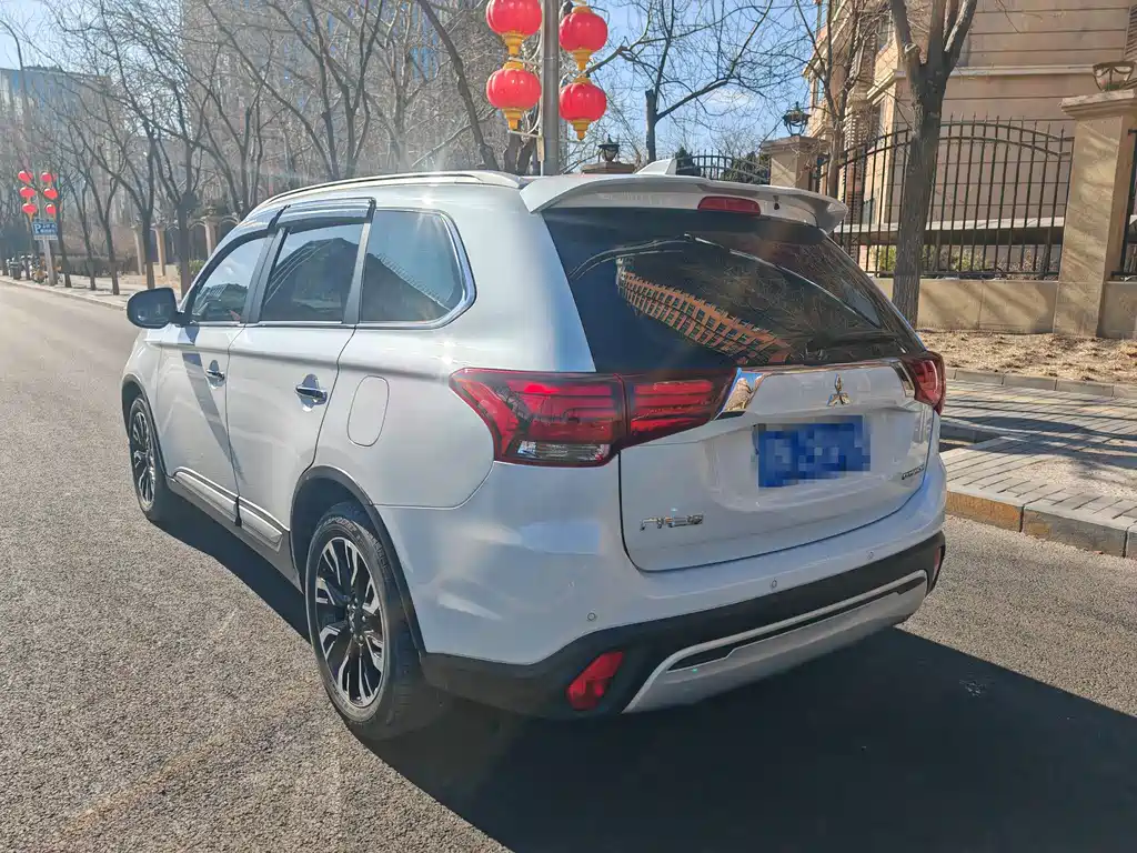 MITSUBISHI OUTLANDER