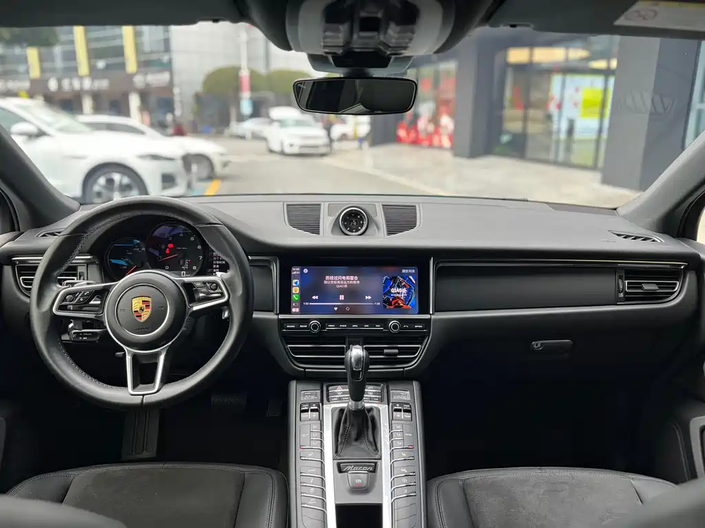 PORSCHE MACAN
