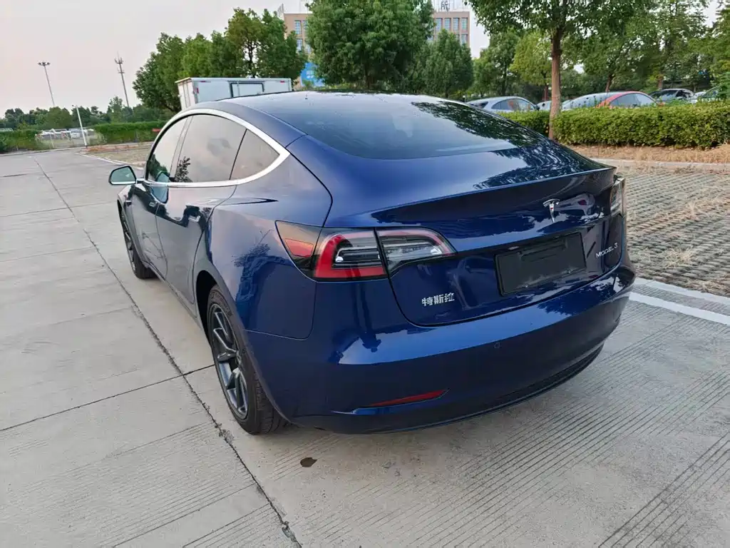 Tesla Model 3 — миниатюра 5