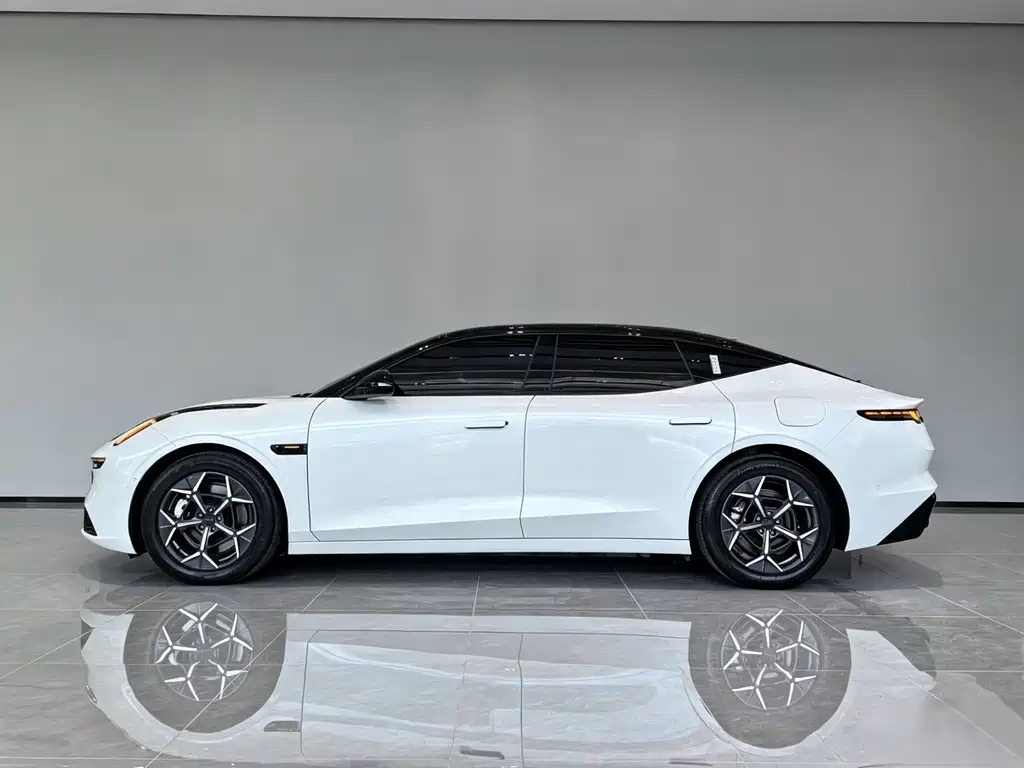 Lynk & Co 10 — миниатюра 10